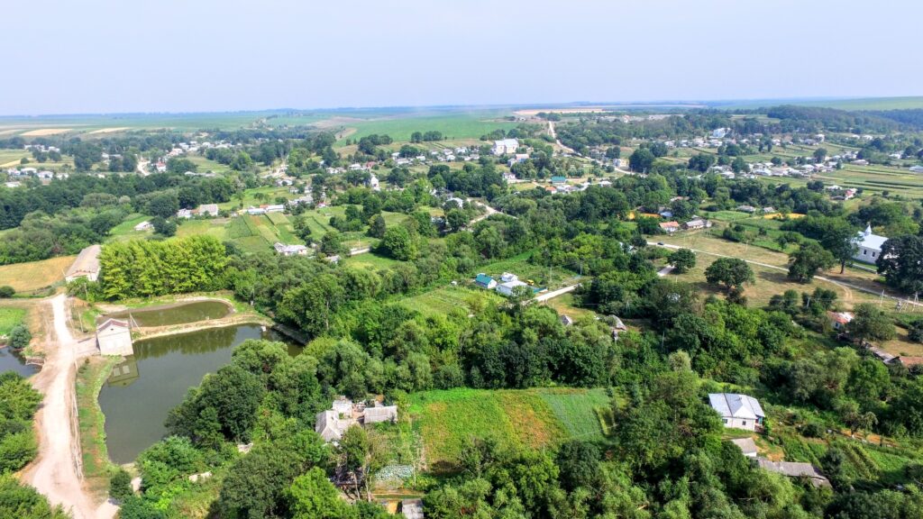 Панорама Тарноруди з висоти — поєднання зелених ландшафтів, приватної забудови, водойм і відкритих просторів. Село з повноцінною інфраструктурою, землею для господарства та близькістю до робочих місць у Волочиську — формат життя, який обирають родини для стабільного майбутнього.